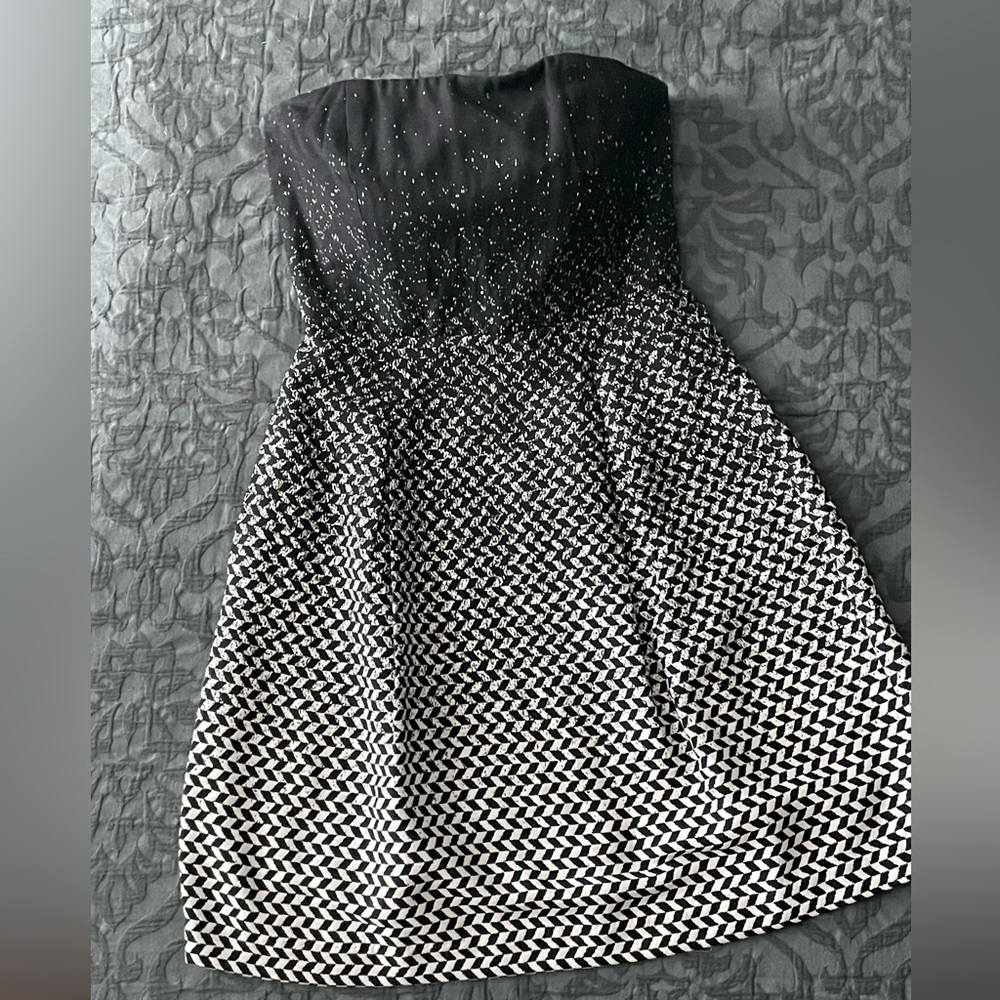 Trina Turk strapless cocktail dress like new size 2